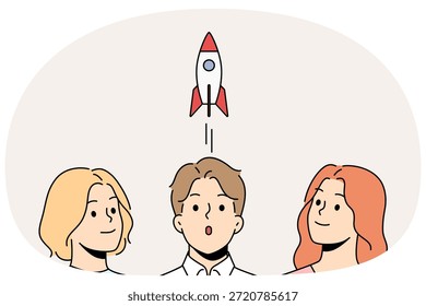 Team von Menschen arbeitet an Start-und Marketing-Unterstützung von Unternehmen, mit Blick auf den Start Rakete mit Lächeln. Konzeptentwicklung und Unternehmenserfolg durch Teamarbeit im Marketing