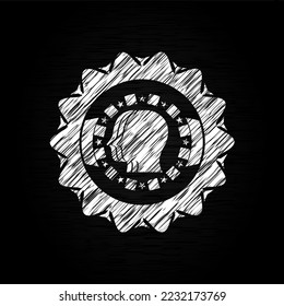 icono de trabajo en equipo dentro del emblema de pizarra escrito en una pizarra. 