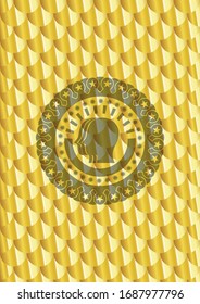 icono de trabajo en equipo dentro del emblema dorado. Patrón de escalas. Ilustración vectorial. Detallado.
