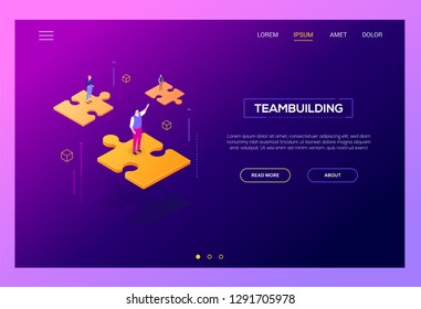 Concepto de construcción de equipos - moderno banner web vectorial isométrico sobre fondo morado con espacio de copia para texto, información. Encabezado de sitio web de alta calidad con hombres y mujeres de negocios en piezas de rompecabezas