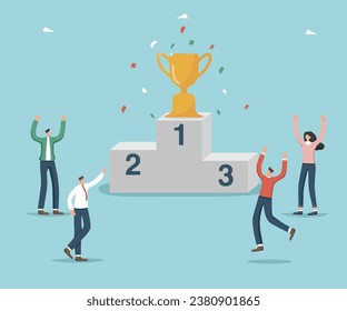 Teamwork, um das höchste Ergebnis zu erzielen, Brainstorming, die richtige Strategie und den wirtschaftlichen Wohlstand zu finden, Zusammenarbeit und Partnerschaft, um Ziele zu erreichen und zu gewinnen, stehen Menschen in der Nähe des Pokals mit dem Sieg.