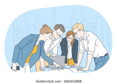 Trabajo en equipo, lluvia de ideas, comunicación de negocios sobre el concepto de inicio. Grupo de jóvenes empresarios compañeros de trabajo personajes de caricatura de pie discutiendo proyecto en la oficina con laptop y documentos
