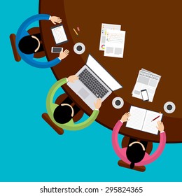 Concepto de trabajo en equipo e intercambio de ideas con empresarios sentados alrededor de la mesa y trabajando2