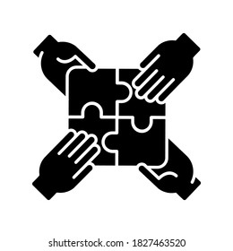 Teamwork building black glyph icon. Teamwork skills development, togetherness silhouette symbol on white space. Team building exercise, collaborative problem solving. Vector isolated illustration