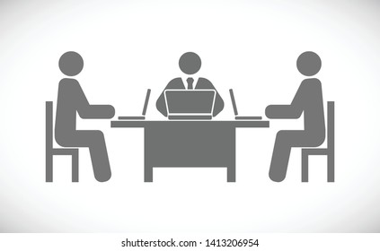 icono de concepto de trabajo en equipo - tres personas trabajando para la tabla