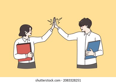 Teamwork, Kooperation und Erfolgskonzept. Junge männliche und weibliche Mitarbeiter, die als Gewerkschafts-Vektorgrafik die Hände zitternde Handflächen zusammenschütten 