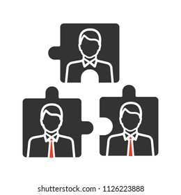 Teamwork glyph icon. Team problem solving. Personnel interaction. Partnership. Silhouette symbol. Negative space. Staff puzzles. Vector isolated illustration