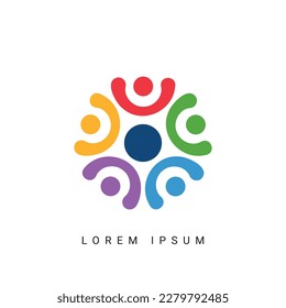 El logotipo de trabajo en equipo forma un símbolo de personas coloridas en forma de círculo