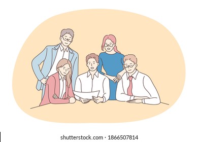 Teamwork, Verhandlungen, Business Communication Konzept. Junge lächelnde Geschäftsleute Büroangestellte Partner Cartoon Figuren im Büro sitzen und diskutieren Firmenprojekt oder Start zusammen 