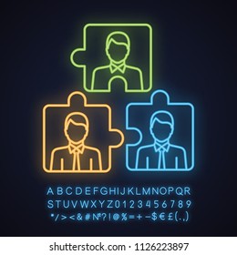 Teamwork neon light icon. Team problem solving. Personnel interaction. Partnership. Glowing sign with alphabet, numbers and symbols. Staff puzzles. Vector isolated illustration
