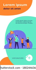 Concepto de éxito en equipo y trabajo en equipo. Los mejores empleados ganando la copa, celebrando la victoria. Ilustración vectorial plana para temas relacionados con el liderazgo y los logros profesionales