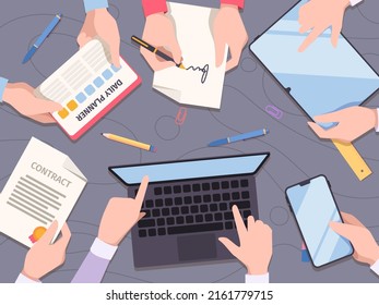 Vista superior del trabajo en equipo. Directores de negocios trabajando juntos sentados en la mesa y sosteniendo papeles y smartphones escribiendo en el fondo de un vector chillón de la laptop