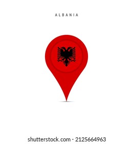 Marcador de mapa de lágrimas con bandera de Albania. Bandera albanesa insertada en el pin del mapa de ubicación. Ilustración vectorial plana aislada en fondo blanco.