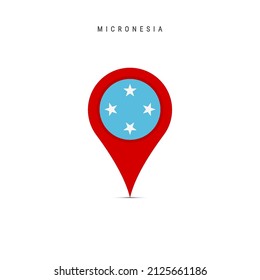 Teardrop-Kartenzeichen mit Flagge von Mikronesien. Mikronesisches Flag, das in den Pin der Standortkarte eingefügt wurde. Flache Vektorgrafik einzeln auf weißem Hintergrund.