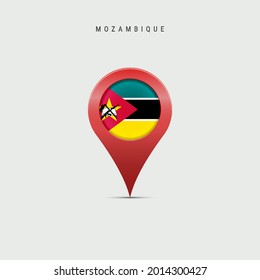 Marcador de mapa de lágrimas con bandera de Mozambique. Bandera mozambiqueña insertada en el pin del mapa de ubicación. Ilustración vectorial 3D aislada en fondo gris claro.