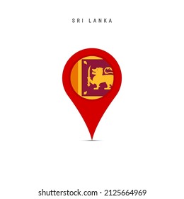 Teardrop-Karte mit der Flagge von Sri Lanka. Sri lankan Fahne in den Pin der Standortkarte eingefügt. Flache Vektorgrafik einzeln auf weißem Hintergrund.