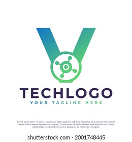 Logo de la carta tecnológica V. Forma geométrica verde con círculo de puntos conectado como vector de logotipo de red. Usable para Logos de Negocios y Tecnología.