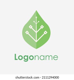Logotipo de tecnología para el medio ambiente verde con forma combinada de hoja y línea PCB - Vector