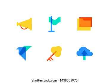 Tecnología y gestión - iconos de estilo de diseño plano sobre fondo blanco. Imágenes coloridas de alta calidad de un megáfono, bandera, carpeta con un documento, grúa de papel, llave, computación en la nube
