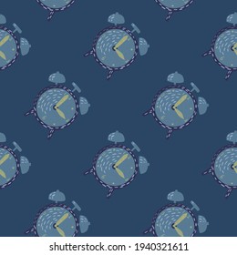 Tecnología retro sin fisuras con la impresión de siluetas de reloj despertador. Fondo azul marino. Fondo decorativo para el diseño de tejidos, impresión textil, envoltura, cubierta. Ilustración vectorial.