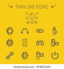 Technologie Thin Line Icon Set für Web und Mobile. Dazu gehören - Videospiel, Joystick, Digitalkamera, Betriebsschalter, Fernbedienung, digitale Uhr, USB . Modernes minimalistisches Flachdesign. Vektor dunkelgrau