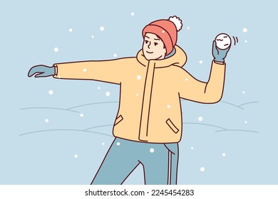 Niño adolescente con ropa de invierno y sombrero que juega bolas de nieve arroja nieve a sus amigos. Un chico joven parado en la calle entre los montones de nieve disfruta del clima frío y del frolic durante las vacaciones. Ilustración vectorial plana