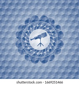 Teleskopsymbol in blauem Emblem oder Abzeichen mit abstraktem geometrischem Musterhintergrund.