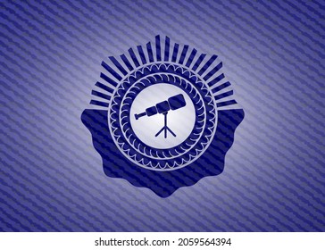 icono del telescopio dentro del emblema con textura de jean. 