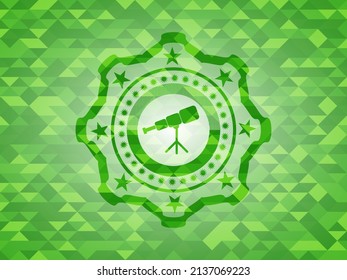 icono del telescopio dentro del emblema verde con fondo de mosaico. 