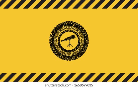 icono del telescopio dentro del signo de advertencia, emblema negro de grunge. Ilustración vectorial. Detallado.