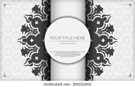 Plantilla para el diseño de la tarjeta de invitación imprimible con patrones lujosos. Banner vectorial blanco con ornamentos griegos de lujo y lugar para tu texto.