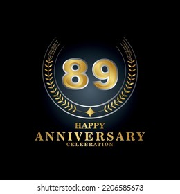 Emblema de plantilla de lujoso aniversario de 89 años con un marco en forma de ramas de laurel y el número 89. Logo del 89 aniversario de la realeza. Diseño de ilustración de vector