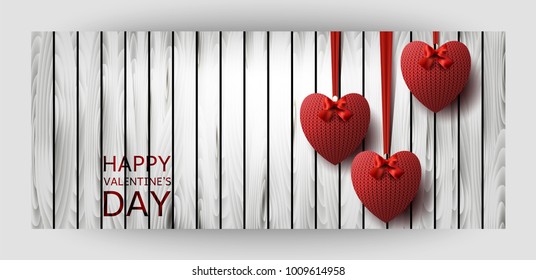 Diseño de una plantilla horizontal de tarjetas de regalo con corazones rojos de punto sobre una madera 
fondo. Para el Día de San Valentín, boda, cumpleaños. Para un cartel, postales. volante, etiqueta, certificado. Vector