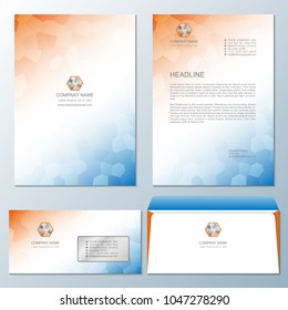 Modelo de envelope postal e timbrado com um padrão de mosaico. Exemplo de colocação de um logotipo e informações de contato