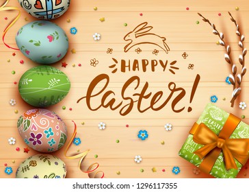 Tarjeta de Vector de Plantilla con huevos realistas en 3D, caja de regalo y flores. Inscripción manuscrita Feliz Pascua. Fondo de madera. Rama de sauce.