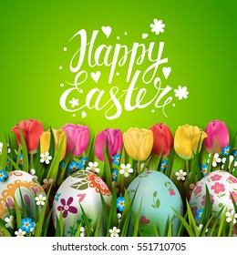 Vorlage Vektorkarte mit realistischen Eiern, Gras und Tulpen. Handschriftliche Inschrift Frohe Ostern. Hellgrüner Hintergrund. Blumen gestrichen. Schrift, Kalligrafie. 3D.