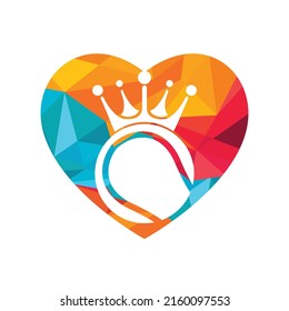 Diseño del logo del vector del rey del tenis. Plantilla de diseño de icono de bola de tenis y corona.	