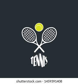 Plantilla de diseño del logotipo de tenis con raqueta de tenis y pelota de tenis