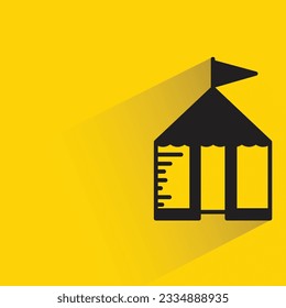 carpa con sombra sobre fondo amarillo