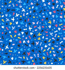 Patrón de Terrazzo con pequeñas formas coloridas sobre fondo azul