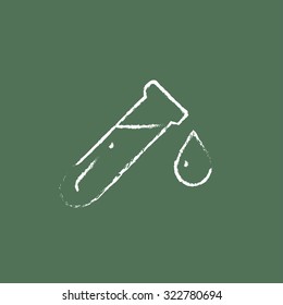 Tubo de ensayo con la mano izquierda dibujada en tiza sobre un icono blanco vectorial de pizarra aislado en un fondo verde.