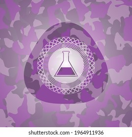 icono del tubo de ensayo dentro de la textura de camo rosa y púrpura. 