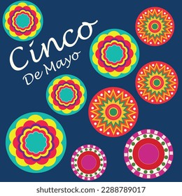 Text Cinco De Mayo und stylisierte farbige Papierfächer auf dunkelblauem Hintergrund. 