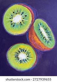 Una Ilustración vectorial artística texturizada de kiwis frescos creados en el estilo de un boceto pastel suave dibujado a mano. La composición presenta tres Elementos vibrantes: dos secciones transversales redondas que muestran la pulpa verde brillante, el núcleo blanco y las semillas negras radiantes, y una mitad de la fruta que revela la piel marrón borrosa y la estructura interna. La obra de arte captura la textura granulada y polvorienta de un pastel suave sobre papel rugoso, utilizando verdes y amarillos de neón vívidos contra un fondo violeta oscuro o azul oscuro en contraste. Los trazos son suaves pero expresivos, destacando la naturaleza orgánica de la fruta. Este gráfico escalable es ideal para la marca de alimentos orgánicos, diseños de menús vegetarianos, carteles de estilo de vida saludable, estampados de verano y empaques artísticos de comestibles.