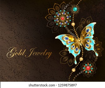 Fondo marrón texturado con mariposa turquesa de joyas y adornos orientales.