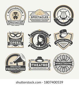 Etiqueta del teatro. Vintage theater insignia muestra de logotipo en blanco y negro o etiqueta aislada sobre fondo blanco. Ópera, obra literaria contemporánea, encarnación artística o ilustración del teatro