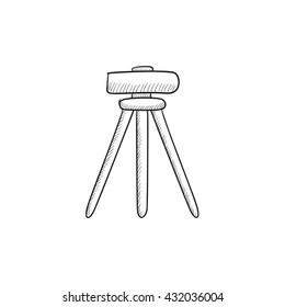 Teodolita sobre el icono de esbozo vectorial de trípode aislado en el fondo. Dibujó Teodolita a mano en el icono del trípode. Teodolita en el icono de esbozo de trípode para infografía, sitio web o aplicación.