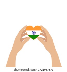 Hay dos manos sosteniendo un corazón cuidadosamente aislado sobre fondo blanco. El corazón está contenido en la bandera de la INDIA. Concepto de amor, cuidado y ojalá.