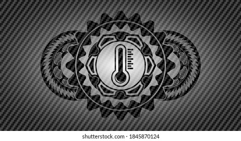 icono termómetro dentro de la fibra de carbono negro insignia realista. Fondo elegante de textura polímero. Ilustración artística. 