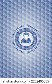 icono del ladrón dentro del emblema azul con fondo geométrico. 
